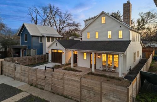 East Cesar Chavez House | Gated 5 Bedroom Walkable to East Austin