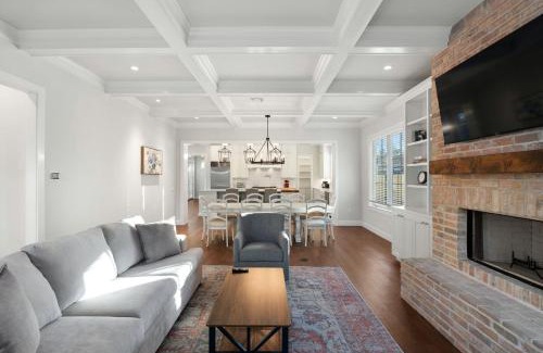 East Cesar Chavez House | Gated 5 Bedroom Walkable to East Austin