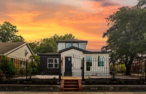South Central Houston House | Gated 5BR Duplex Med Center Downtown NRG