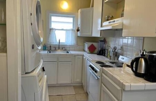 Oakland House | Gated cottage*self ck-in*fast WiFi*free parking