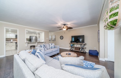 Mid America Condo | Gated Cozy Condo with Boat Slip on Lake Hamilton! King bed and 2 Queens.