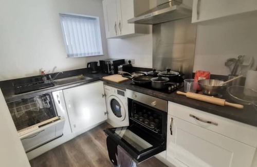 Liverpool Apartment | Gated Parking | Family Ready Apartment w/Games & Large 65” TV. 7 mins To Centre
