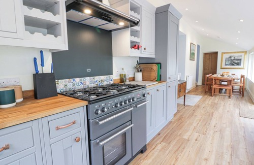 Galston Cottage | GATEHOUSE 2 CESSNOCK CASTLE, pet friendly, with open fire in Galston