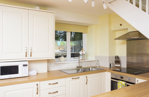 Ivybridge Cottage | Gatehouse West set in the beautiful Colmer Estate with indoor and outdoor pools.