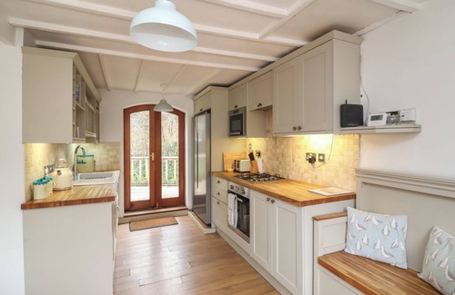 Bilbrook Cottage | GATEKEEPER'S COTTAGE, pet friendly, with hot tub in Roadwater