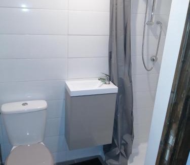 Taize-Maulais Bed & Breakfast | Gatekeepers Cottage Tiny House, Taizé, Deux-Sevres, Velo Francette