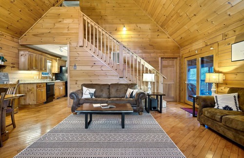 Gatlinburg - Pigeon Forge Cabin | Gatlinburg Cabin: Arcade, Hot-Tub, BBQ, Theater, EZ Roads, Fall Colors, Smokies