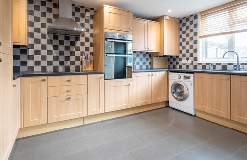 Horley House | Gatwick Place | 4BR House | Large Driveway