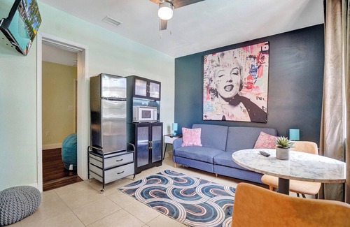 Coral Heights House | GAY guesthouse-heated Poolside Pleasure- GAY MENS- clothing opt-2miles to Wilton