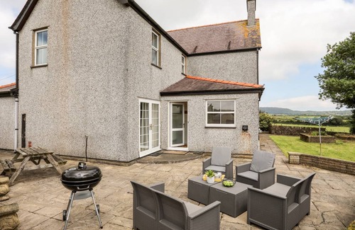 Llanbedrgoch Cottage | Cabin ∙ 4 bedrooms ∙ 7 guests