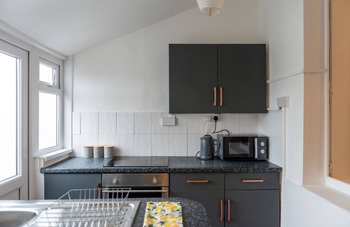Port Talbot House | Smart Tv's in all 4 Bedrooms for your Convenience!