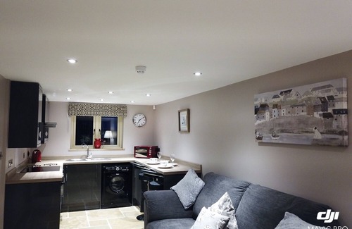 Snitterfield Apartment | Laburnum Apartment Modern and Self Contained with secluded garden