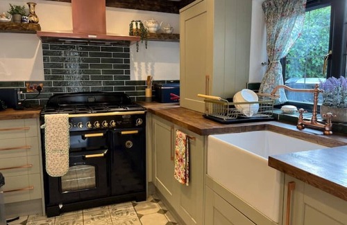 Shottery Cottage | Historical Thatcher Roof Cottage Hathaway Hamlet