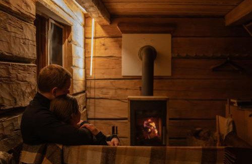 Jorn House | Gemütliche Blockhütte mit Außentoilette und Badezimmer im Haupthaus