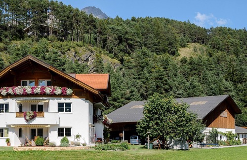 Arzl im Piztal Apartment | Gemütliche Ferienwohnung am Waldrand und Doch Zentral