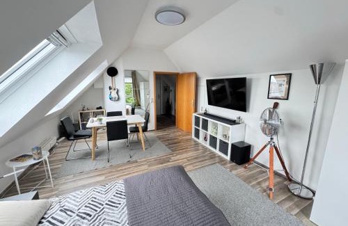 Niederursel Apartment | Gemütliche helle Dach-Wohnung in Frankfurt