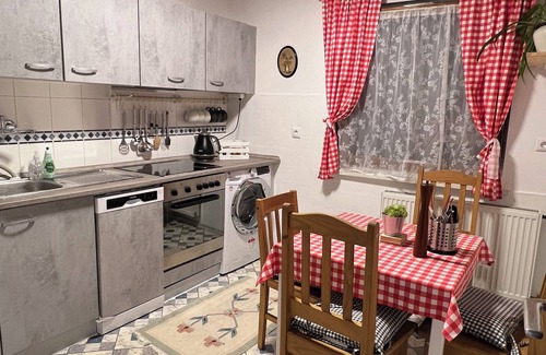 Oberwinter Apartment | Gemütliche Unterkunft Zentral in Oberwinter mit Balkon