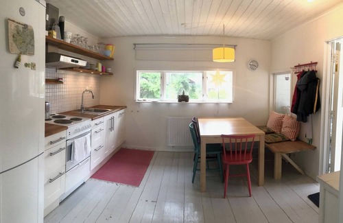 Djurhamn Cabin | Gemütliches Ferienhaus mit Kleinem Boot 200 m vom Meer Entfernt