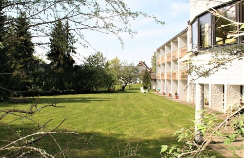 Langenbrand Apartment | Gemütliches Himmelbettzimmer mit Sat-TV, Sitzecke, Dusche/WC und Balkon oder Terrasse