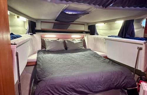 Romanshorn Boat Rental | Gemütliches Motorboot im Yachthafen von Romanshorn