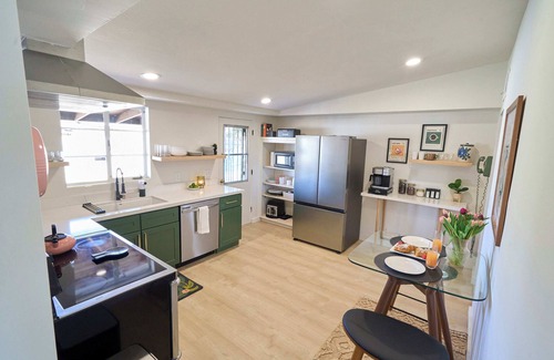 Colonia Del Valle House | Gem Show Ready, Central, Quiet, Updated Mid-Century, Pet-Friendly