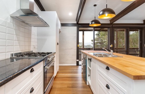 Gembrook House | Gembrook Views nUnique and recently renovated 2br mudbrick house