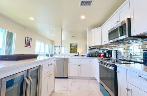 Bolongo Bay Condo | Generator! 4BR remodeled, w/BEACH and 3 POOLS!