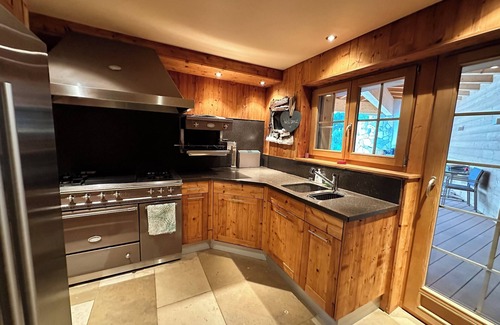 Noes Ski Chalet | Generous deluxe chalet walking distance to shops, restaurants & Cry D'Er lift.