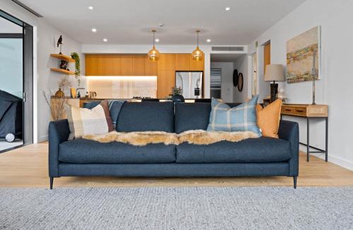 Wanaka Apartment | Genoa - Sleeps 6 - Lakefront Apartment