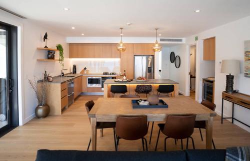 Wanaka Apartment | Genoa - Sleeps 6 - Lakefront Apartment