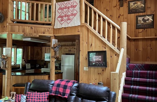 The Galena Territory House | Genuine Log Cabin ~ Perfect Getaway ~ Pool Table ~ Outdoor Hot Tub ~ Fire Pit