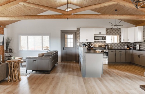 Pleasant Park Corridor Cabin | Genuine Log Cabin Retreat + Hot Tub & Covered Deck