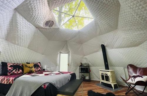 Jeffersonville House | Geodome 1min to Smuggler's Notch with hot tub & River
