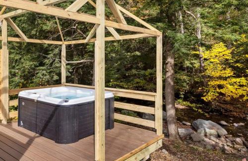 Jeffersonville House | Geodome 1min to Smuggler's Notch with hot tub & River