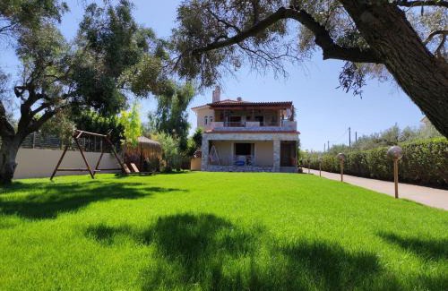 Chalcis Villa | George's family friendly maisonette with great exterior