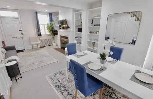 Georgetown House | Georgetown Cobblestone Cottage - Private Parking!