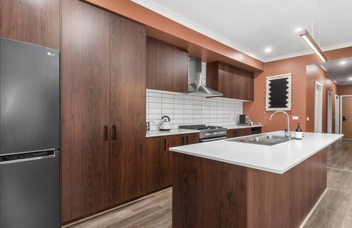 St Leonards House | Georgina By The Bay - Luxury getaway in great location.