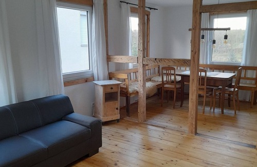 Ebertsbronn Apartment | Geräumige und Gemütliche Ferienwohnung in Ruhiger Lage, mit Großem Außenbereich