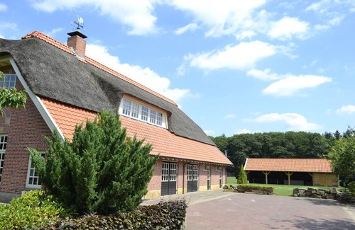 Ambt Delden Apartment | Geräumiges Ferienhaus für 16 Personen mit Whirlpool und Sauna