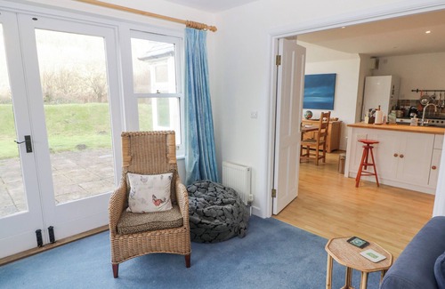 Dinas Cross Cottage | GER Y TRAETH, pet friendly, country holiday cottage in Dinas Cross