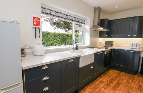 St Harmon Cottage | GER YR AFON COTTAGE, family friendly, with hot tub in Rhayader