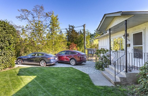 Saanich House | Get off the beaten track at our super cozy cottage!