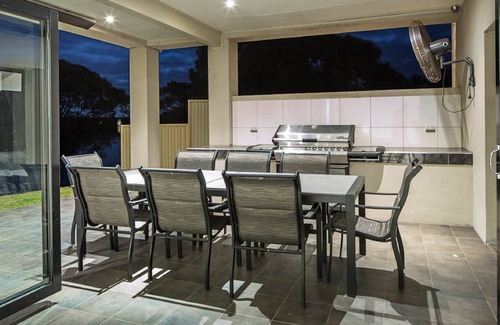 White Sands House | Getaway at River Paradise: Murray Bridge's Ultimate Riverside Retreat