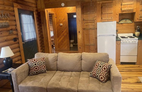 Slade Cabin | Getaway cabin close to Natural Bridge State Park with hot tub and internet