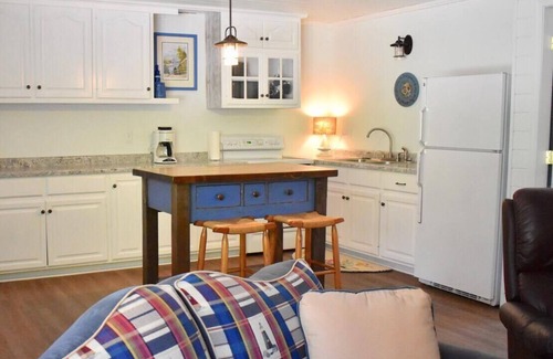 Ellison Bay Cottage | Getaway for 2. Walking distance to beautiful sandy beach & gorgeous sunsets.