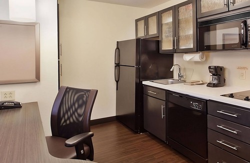 Southfield Hotel | Getaway Weekend Trip! Relax w/Spacious Suite w/Living Room, FREE Parking
