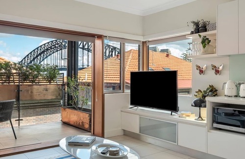 Kirribilli Apartment | Getawayz NSW - Heatherbrae II - Chic 2 Bed Apartment, Stunning Harbour Bridge Views.