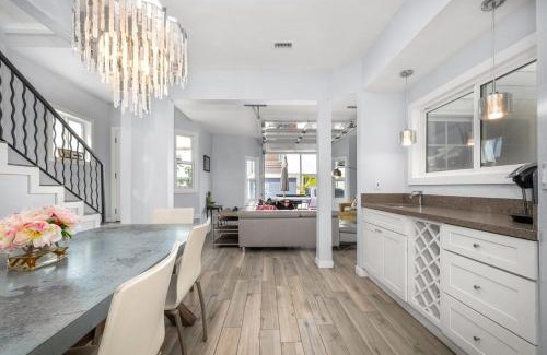 West Newport House | Giant Newport Duplex - Surf, Sand, Playground, Parking