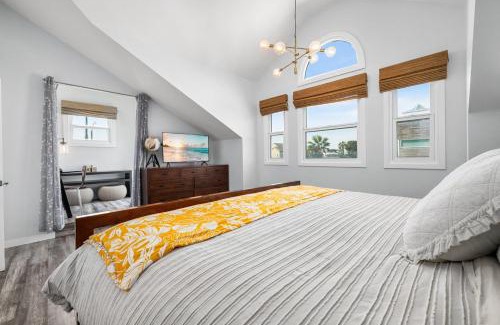 West Newport House | Giant Newport Duplex - Surf, Sand, Playground, Parking