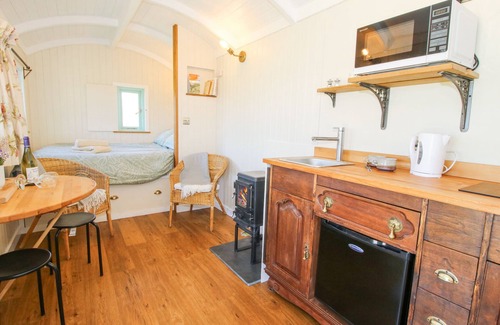 Wall-under-heywood Cottage | GILBERRY SHEPHERDS HUT, romantic, with open fire in Church Stretton